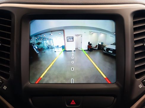 Used 2017 Jeep Cherokee Latitude w/ Comfort/Convenience Group AWD/4WD image 11