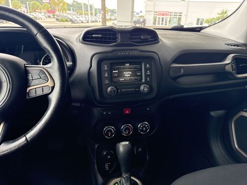 Used 2017 Jeep Renegade Latitude w/ Cold Weather Group AWD/4WD image 28