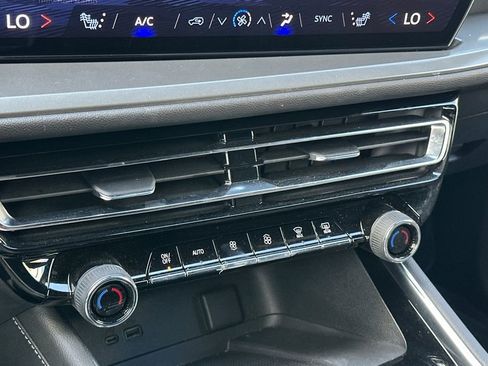 Used 2024 Chevrolet Traverse LT image 23