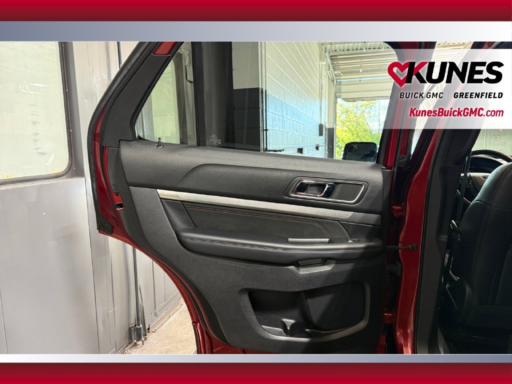 Used 2018 Ford Explorer XLT w/ Equipment Group 202A AWD/4WD image 34