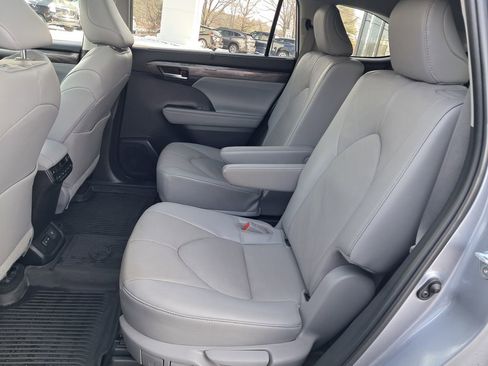 Used 2023 Toyota Highlander Platinum image 12