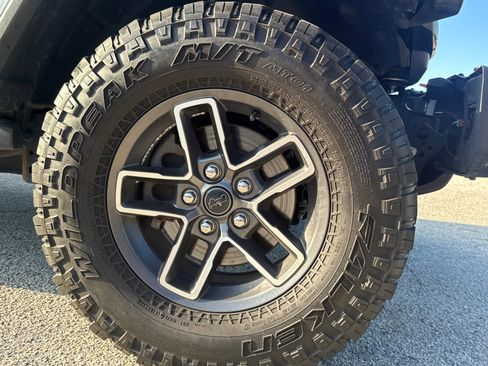 Used 2024 Jeep Gladiator Mojave AWD/4WD image 14