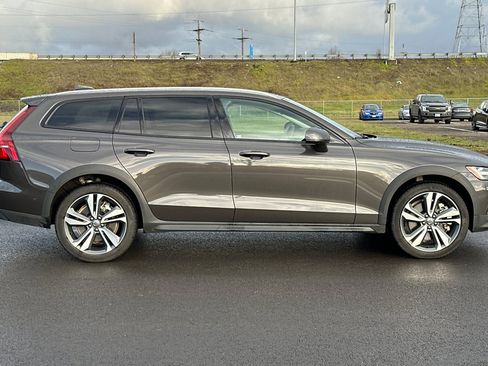 Used 2025 Volvo V60 B5 Cross Country Plus image 2