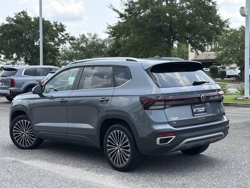 Used 2025 Volkswagen Taos SE w/ Panoramic Sunroof Package FWD image 9