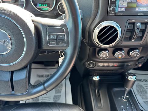 Used 2016 Jeep Wrangler Unlimited Rubicon w/ Connectivity Group AWD/4WD image 31