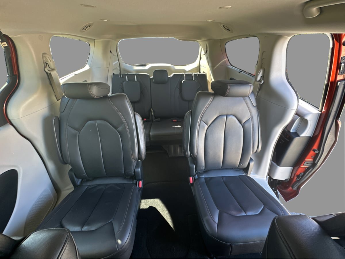 Used 2018 Chrysler Pacifica Touring-L Plus FWD image 41