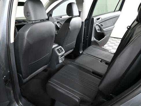 Used 2023 Volkswagen Tiguan SE w/ Panoramic Sunroof Package image 16