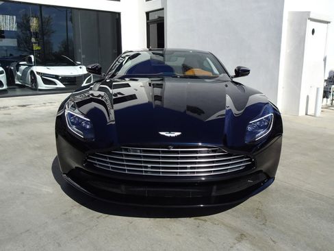 Used 2021 Aston Martin DB11 Coupe image 2