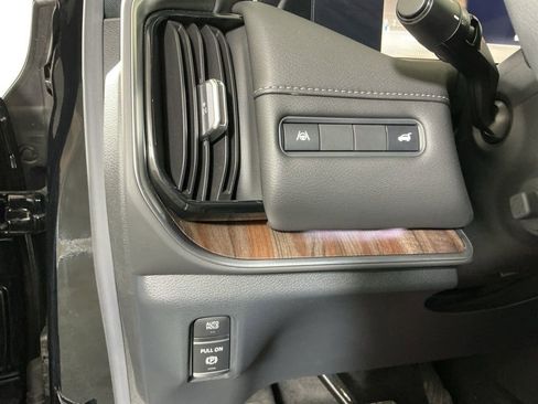 Used 2025 Nissan Armada Platinum image 18