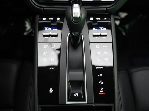 Certified 2025 Porsche Macan image 16