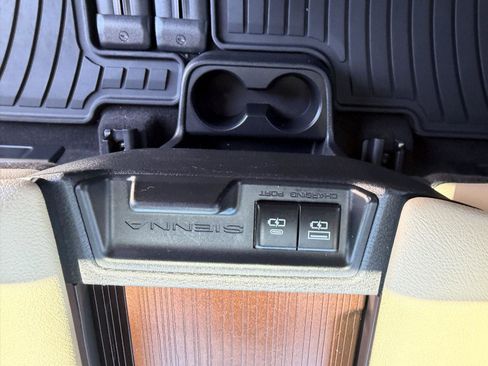 Used 2021 Toyota Sienna XLE FWD image 25