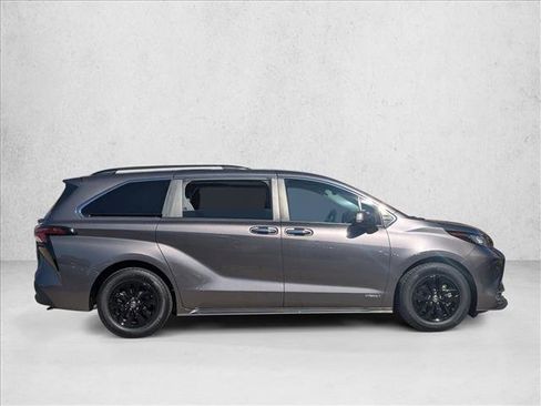 Used 2021 Toyota Sienna XLE image 4