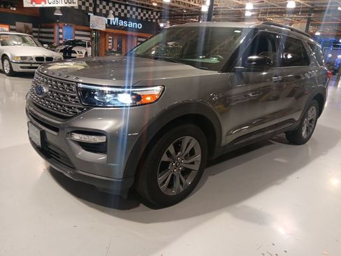 Used 2023 Ford Explorer XLT w/ Equipment Group 202A AWD/4WD image 8