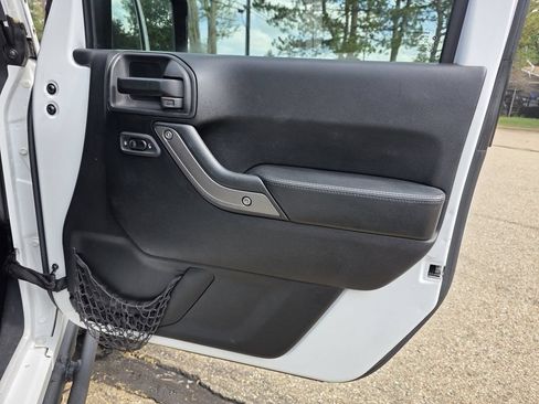 Used 2013 Jeep Wrangler Unlimited Sahara w/ Dual Top Group AWD/4WD image 18