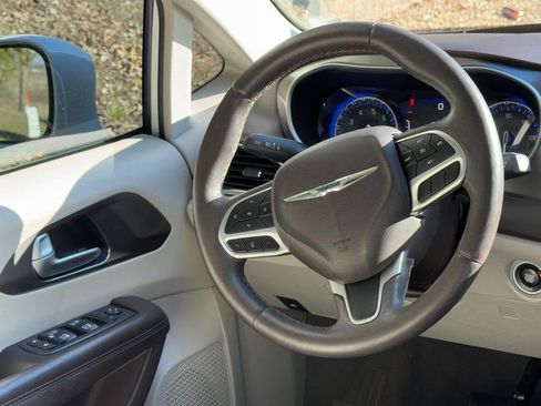 Used 2017 Chrysler Pacifica Touring-L Plus w/ Tire & Wheel Group image 14