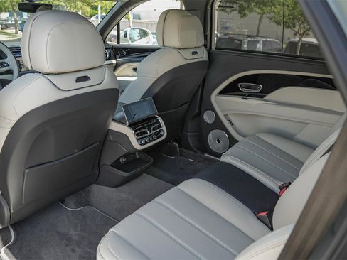 New 2025 Bentley Bentayga Extended Wheelbase image 39
