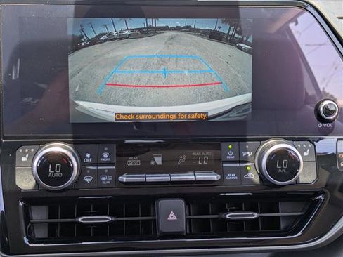 Used 2024 Toyota Highlander XLE FWD image 13