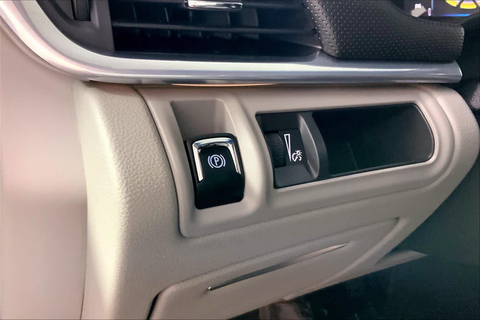 Used 2016 Cadillac XTS Luxury w/ Driver Awareness Package FWD image 32