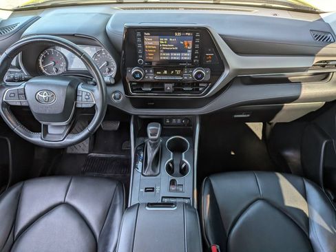 Used 2022 Toyota Highlander XLE FWD image 32