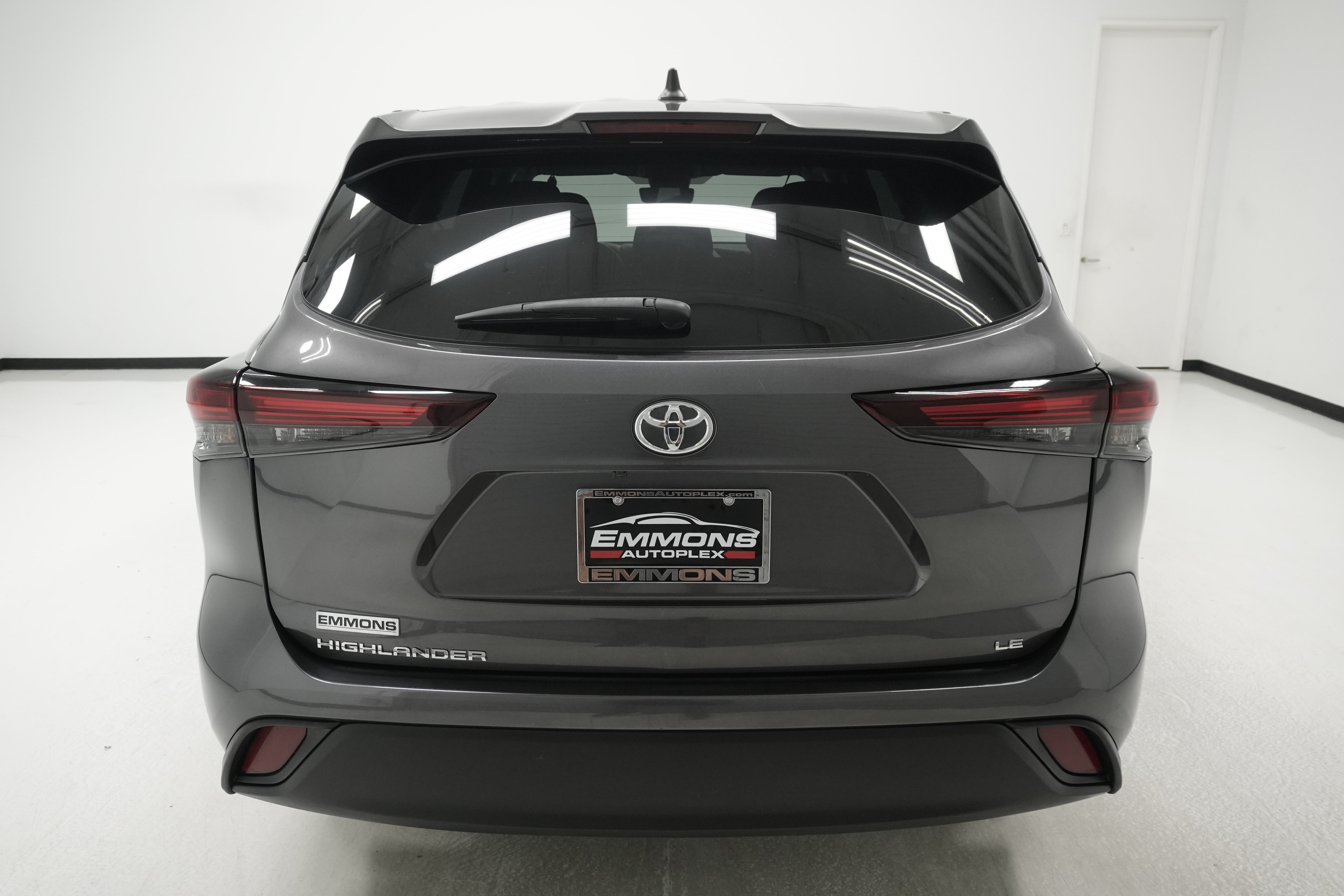 Used 2024 Toyota Highlander LE FWD image 5