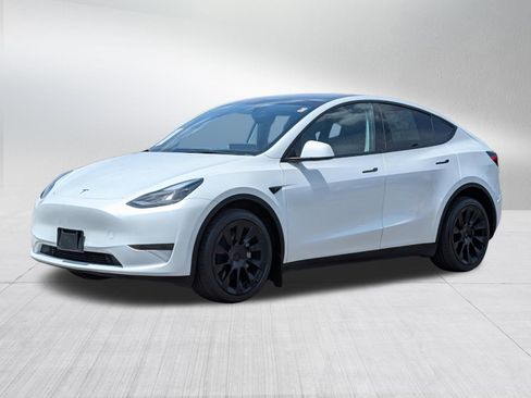 Used 2024 Tesla Model Y Long Range AWD/4WD image 3