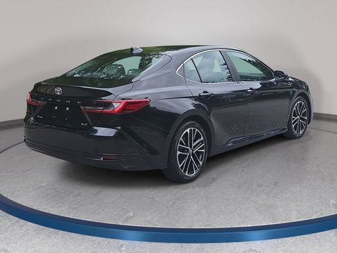 Used 2025 Toyota Camry XLE FWD image 5