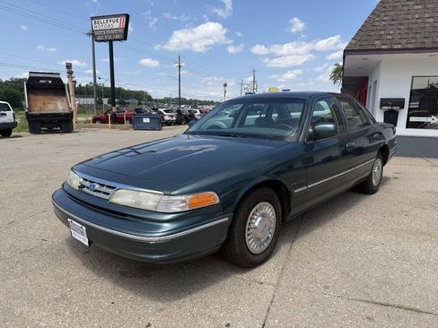 Used 1995 Ford Crown Victoria RWD image 1