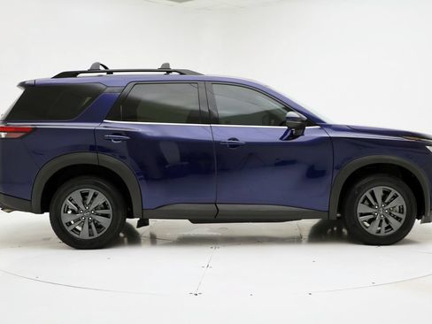 Used 2023 Nissan Pathfinder SV AWD/4WD image 3
