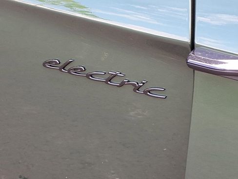 New 2025 Porsche Taycan image 35