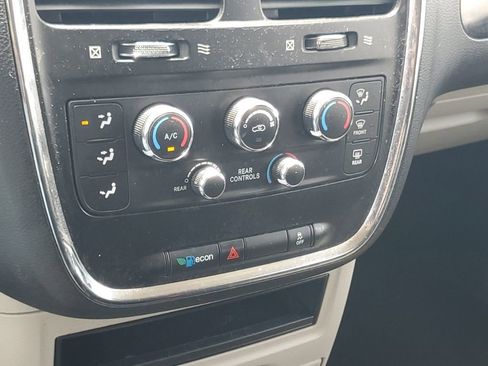 Used 2018 Dodge Grand Caravan SE FWD image 20