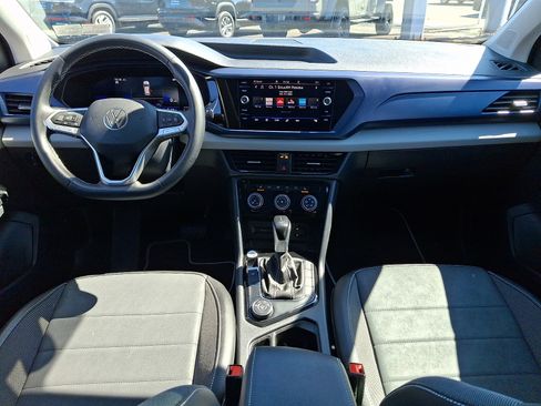 Used 2023 Volkswagen Taos SE w/ Panoramic Sunroof Package image 11