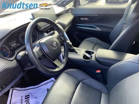 Used 2022 Toyota Venza XLE image 19