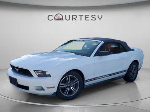 Used 2010 Ford Mustang Convertible RWD image 1