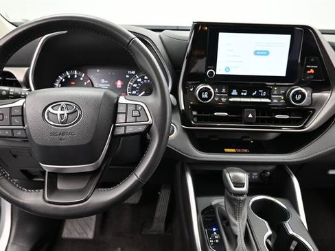 Certified 2025 Toyota Highlander XLE FWD image 14