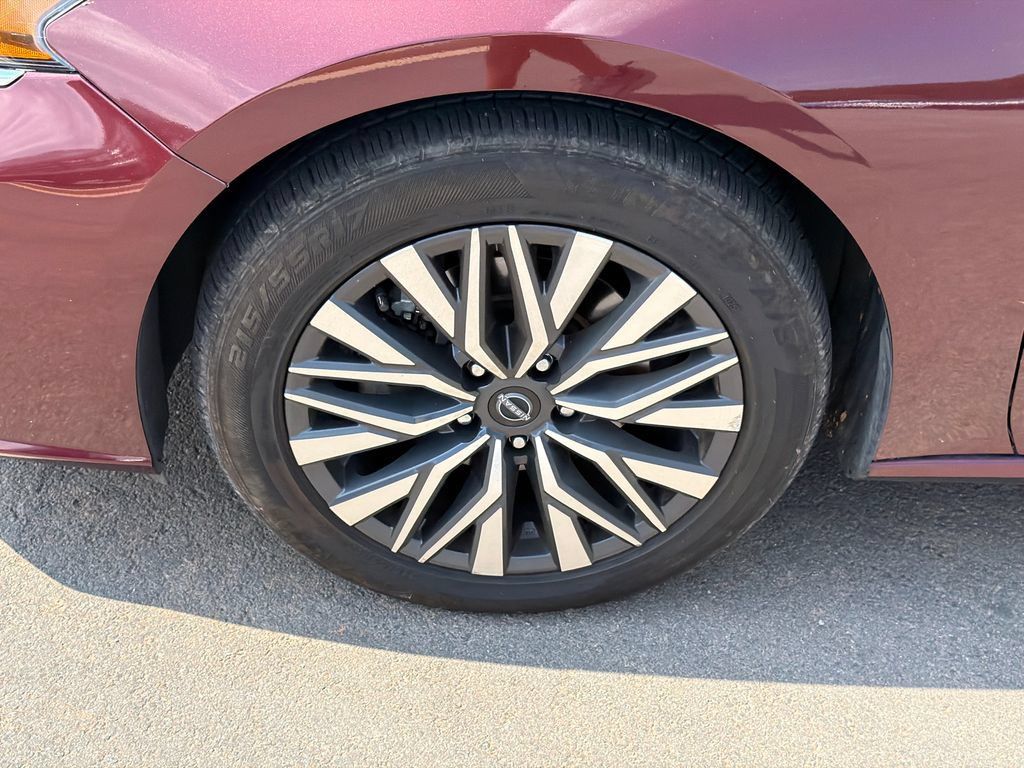 Used 2024 Nissan Altima 2.5 SV FWD image 11
