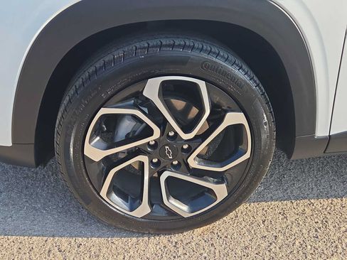 Used 2025 Chevrolet Trax RS w/ Sunroof Package FWD image 12