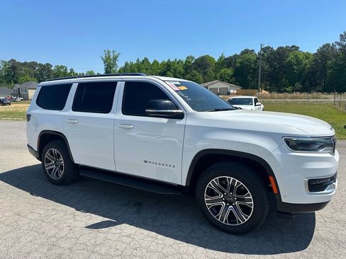 Used 2025 Jeep Wagoneer 4WD image 2