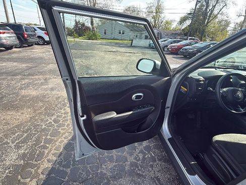 Used 2015 Kia Soul FWD image 9