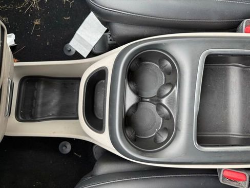 Used 2024 Chrysler Pacifica Touring-L image 32