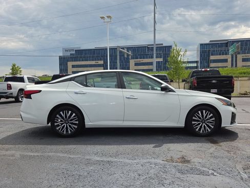 Used 2025 Nissan Altima 2.5 SV FWD image 2