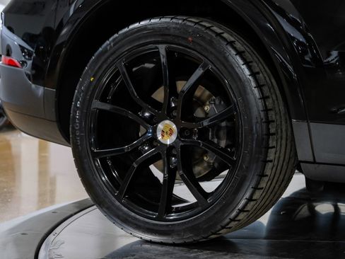 Used 2023 Porsche Cayenne Platinum Edition image 59