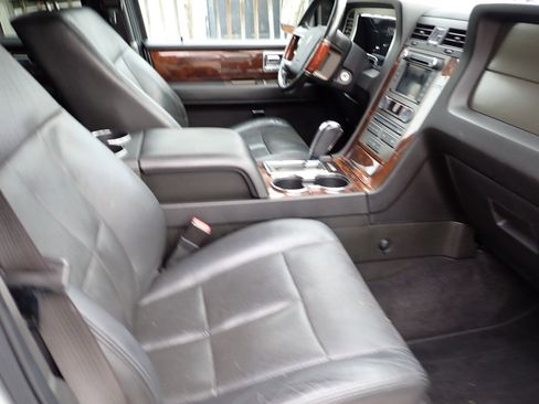 Used 2011 Lincoln Navigator 4WD image 6
