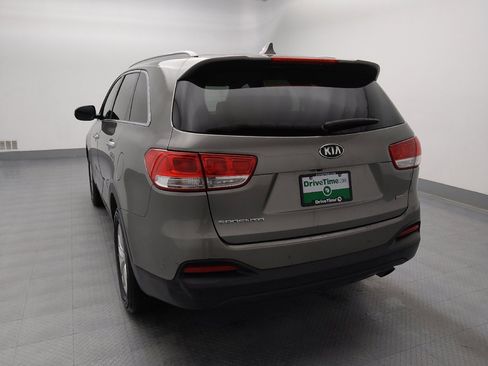 Used 2016 Kia Sorento LX w/ LX Convenience Package image 6