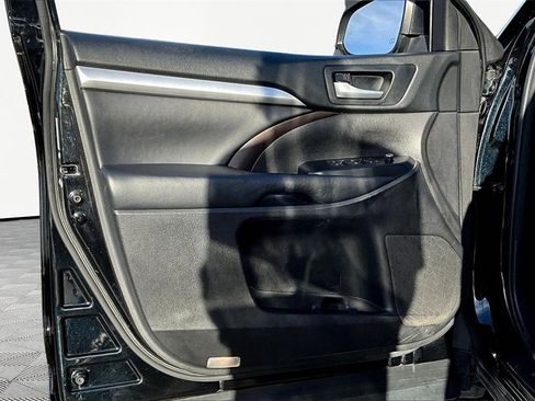 Used 2018 Toyota Highlander XLE image 23