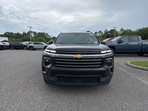 Used 2025 Chevrolet Traverse LT FWD image 2
