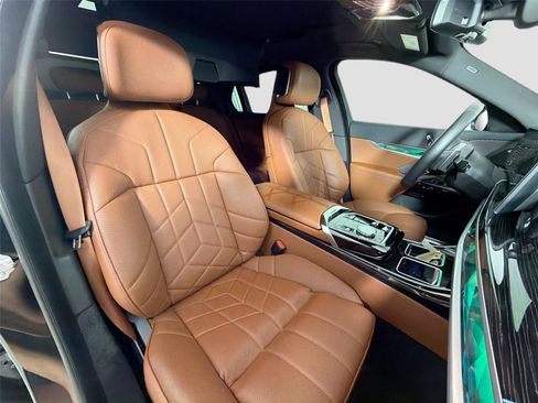 Used 2024 BMW 740i xDrive w/ Premium Package 2 AWD/4WD image 27