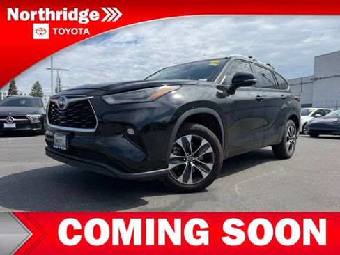 Used 2024 Toyota Highlander XLE FWD image 3