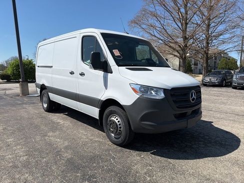 Used 2026 Mercedes-Benz Sprinter 4500 image 2