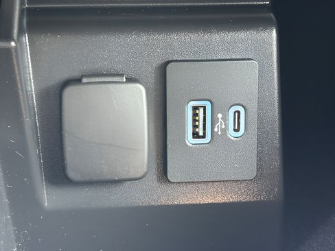 Used 2021 Ford Explorer XLT w/ Equipment Group 202A AWD/4WD image 18