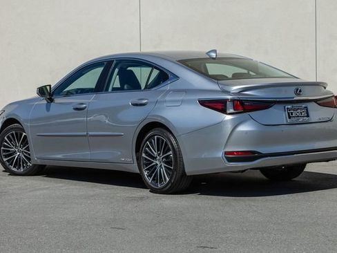 Used 2022 Lexus ES 300h w/ Premium Package image 3